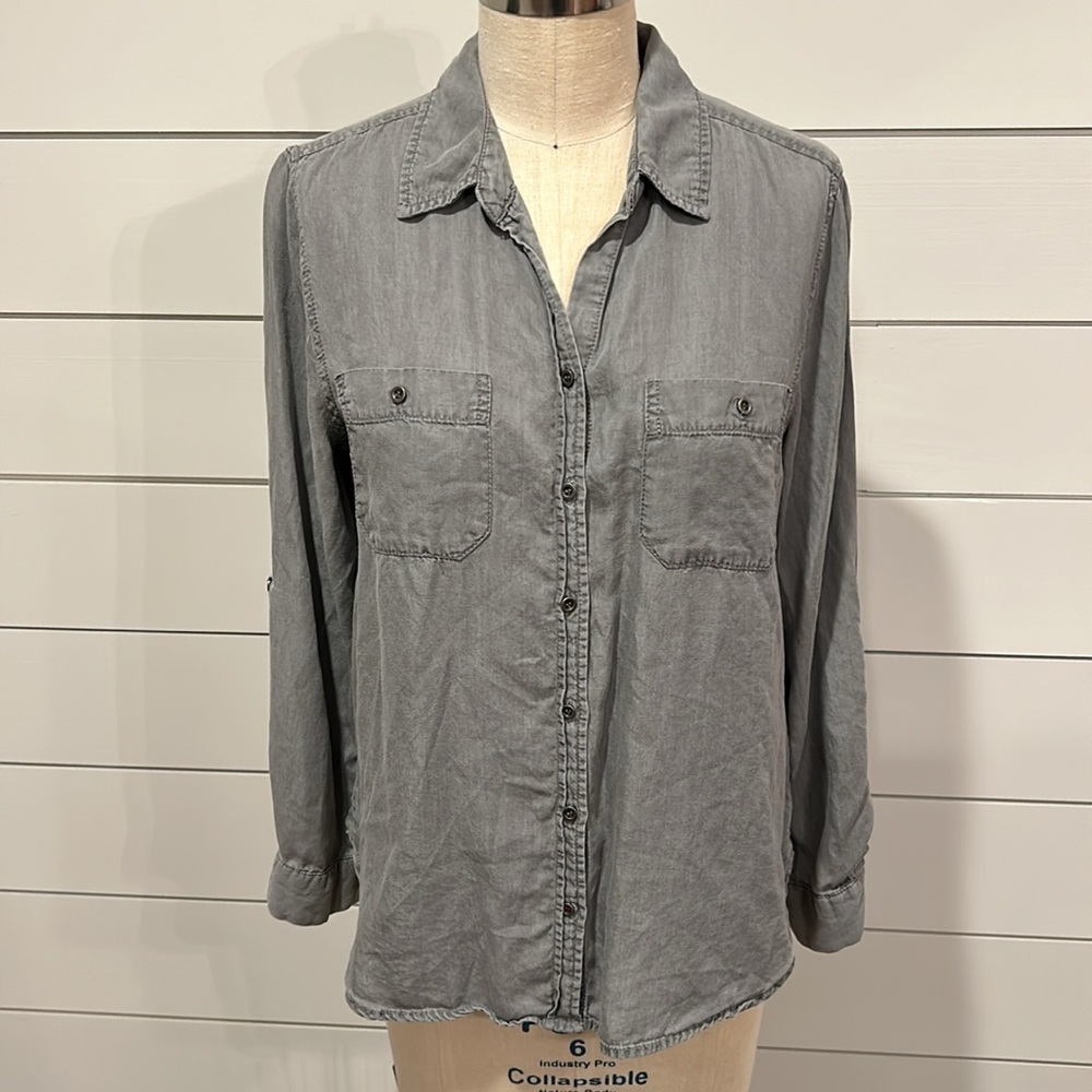 Jane and Delancey gray button front shirt. Size small.